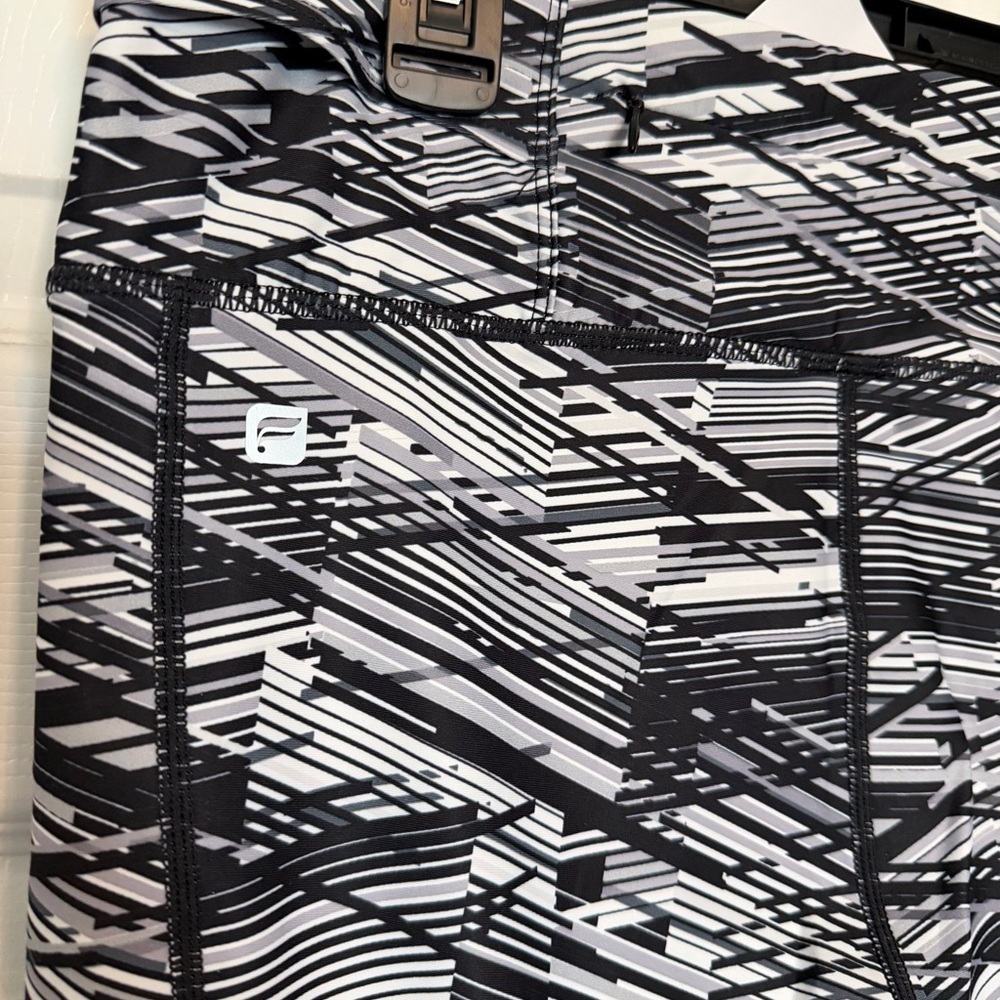 Fabletics Black and White Patterned Leggings - Picture 4 of 8